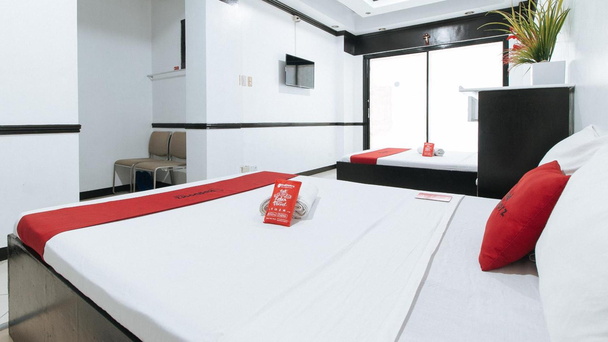 เรดดอร์ซ พลัส แอท วิลลา กลอเรีย ตากีก Hotel ตากิก ภายนอก รูปภาพ