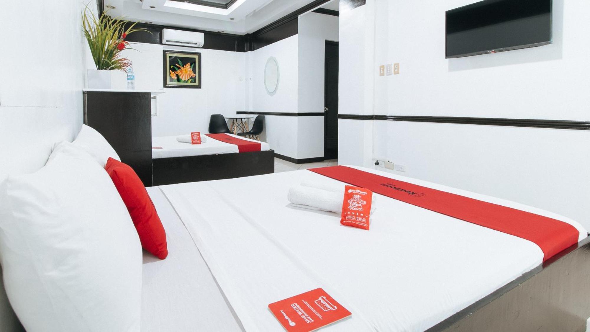 เรดดอร์ซ พลัส แอท วิลลา กลอเรีย ตากีก Hotel ตากิก ภายนอก รูปภาพ