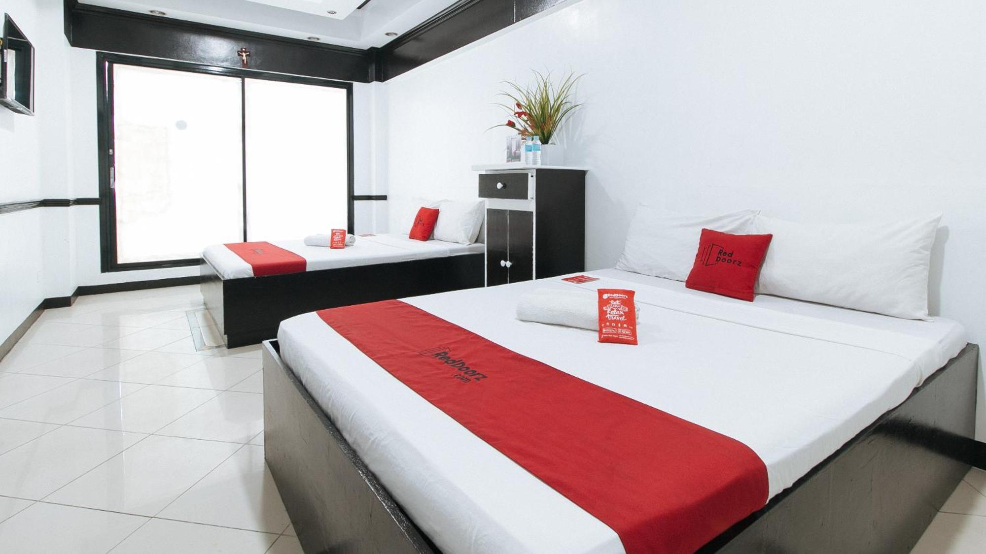 เรดดอร์ซ พลัส แอท วิลลา กลอเรีย ตากีก Hotel ตากิก ภายนอก รูปภาพ