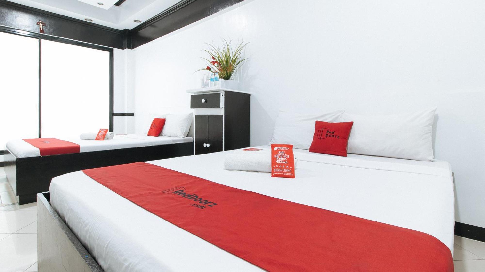 เรดดอร์ซ พลัส แอท วิลลา กลอเรีย ตากีก Hotel ตากิก ภายนอก รูปภาพ