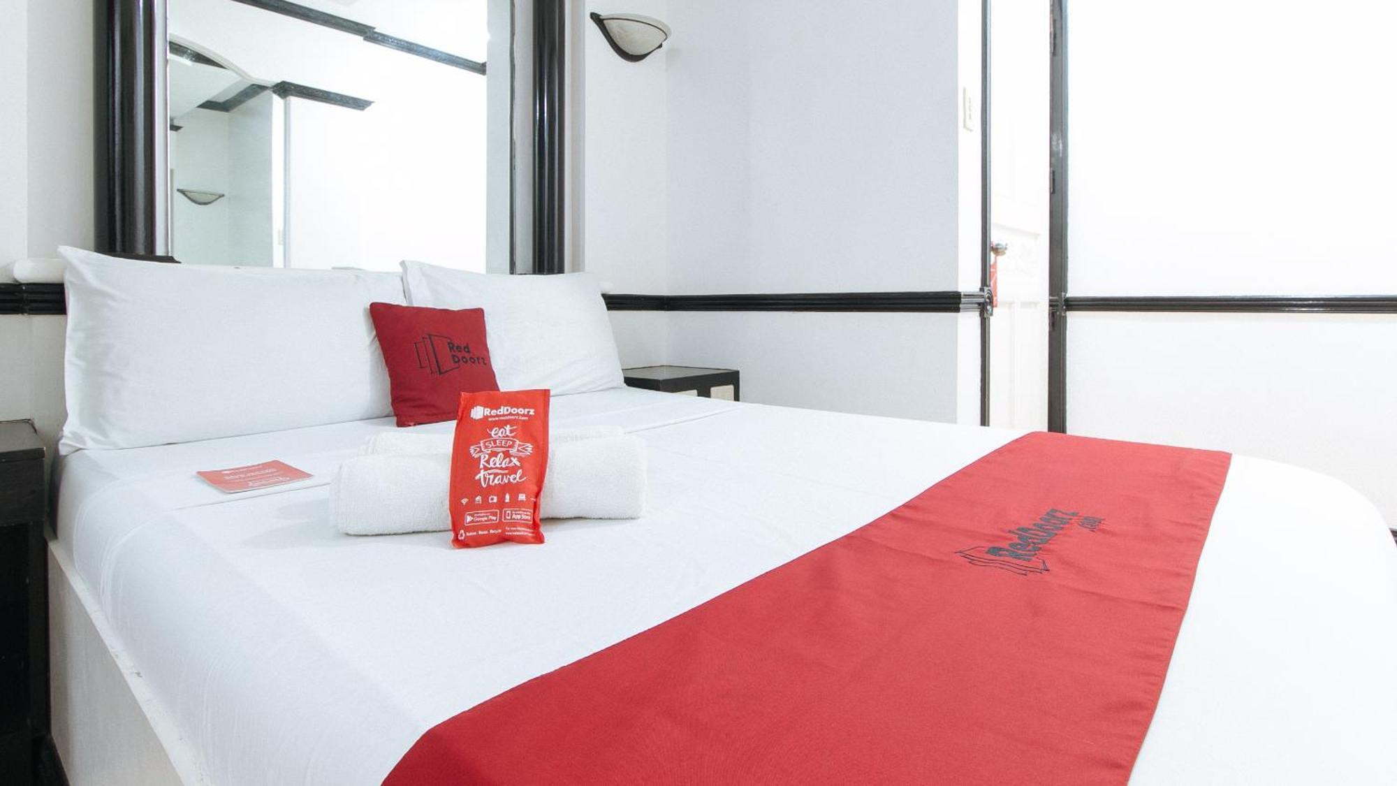 เรดดอร์ซ พลัส แอท วิลลา กลอเรีย ตากีก Hotel ตากิก ภายนอก รูปภาพ