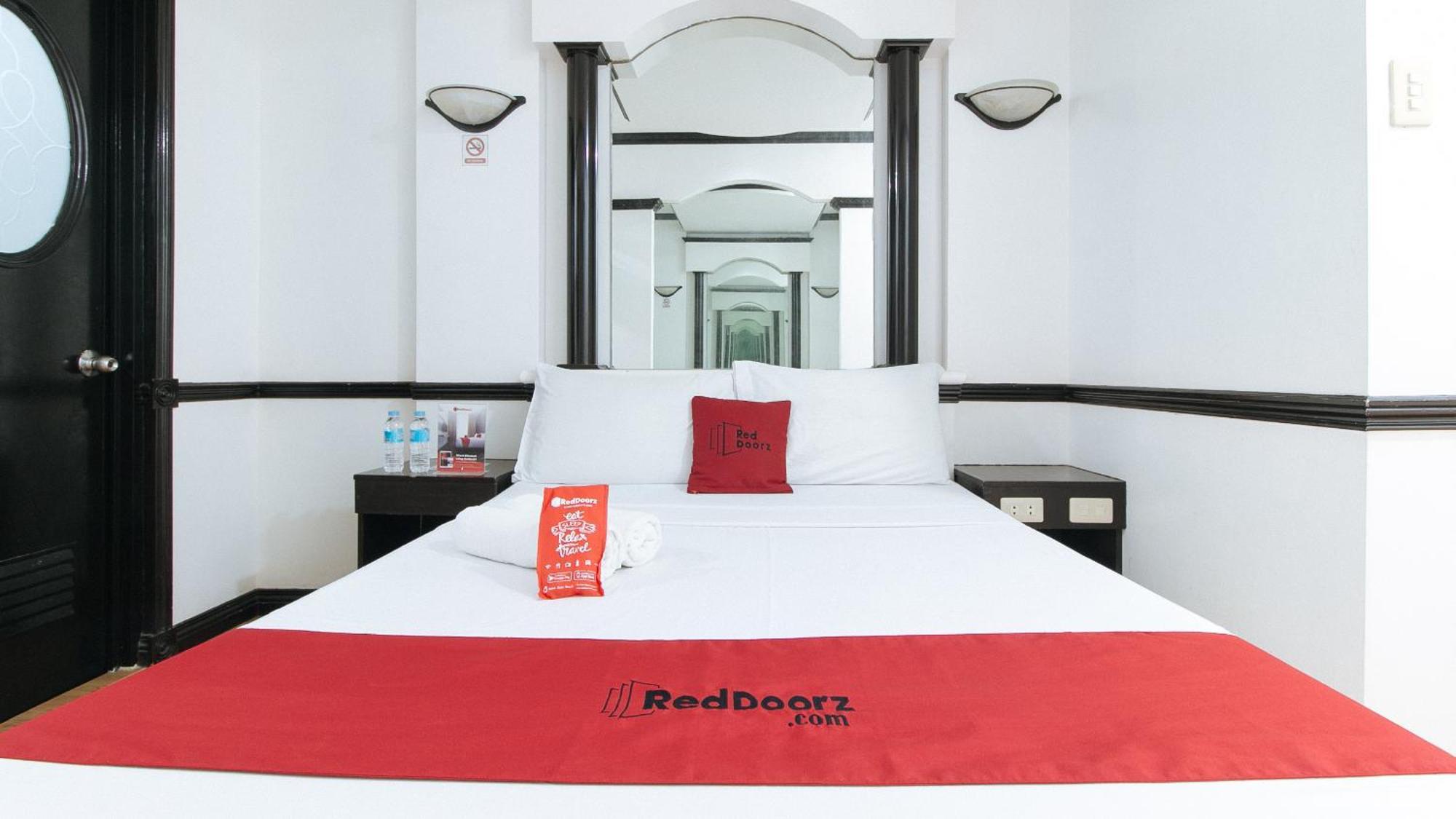 เรดดอร์ซ พลัส แอท วิลลา กลอเรีย ตากีก Hotel ตากิก ภายนอก รูปภาพ